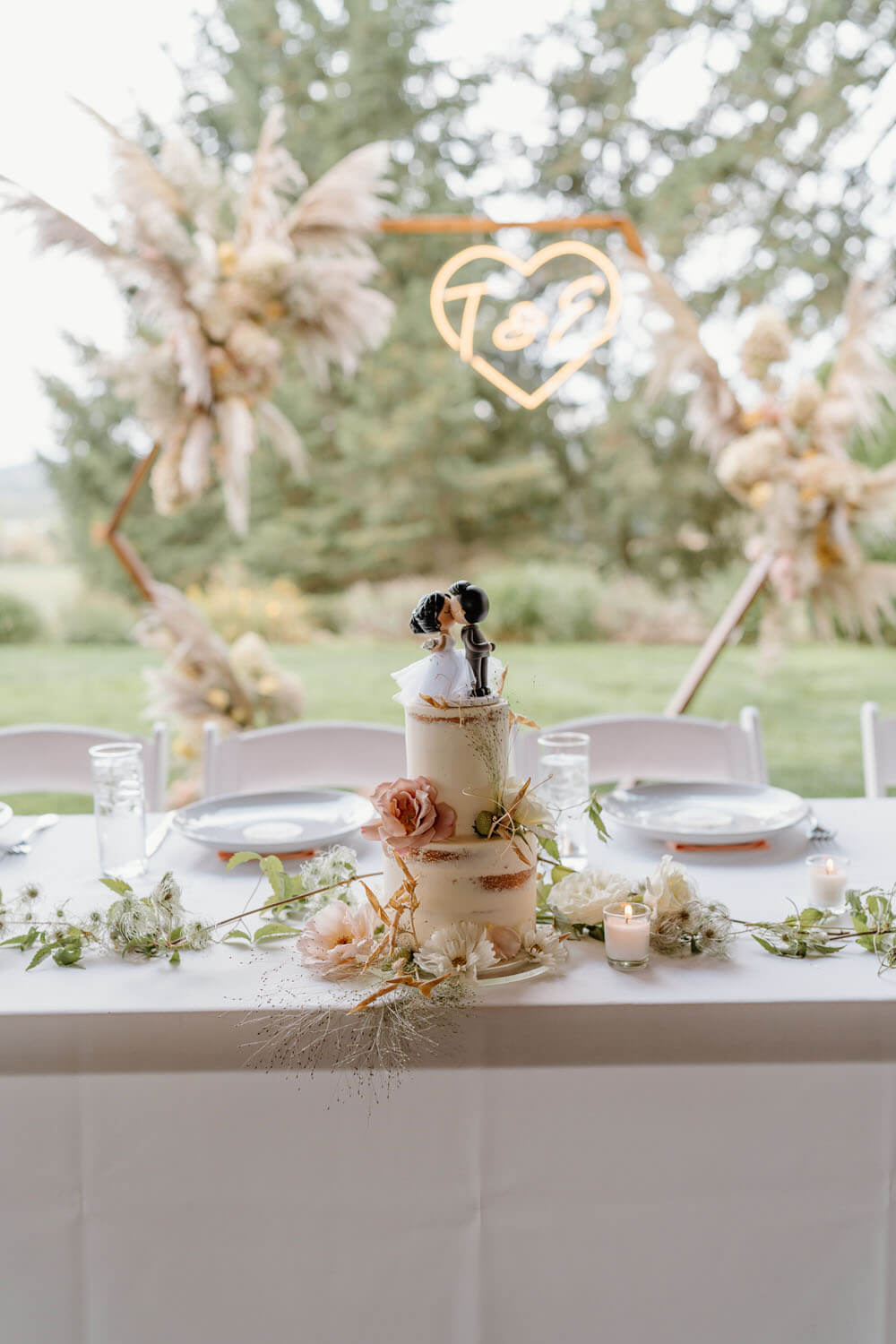 cute cake for Scholls Valley Lodge Wedding